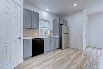 Building Photo - 8202 Homewood Ln