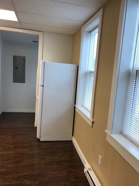 Spacious kitchen - 412 E Main St