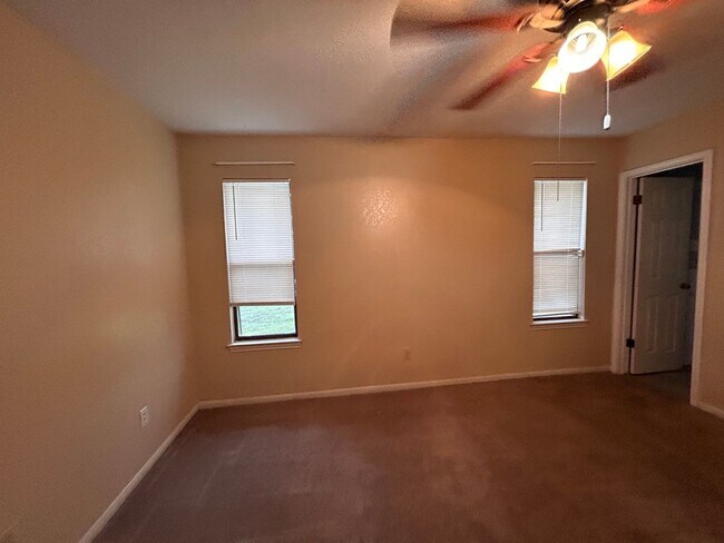 Building Photo - 214 Brandy Loop