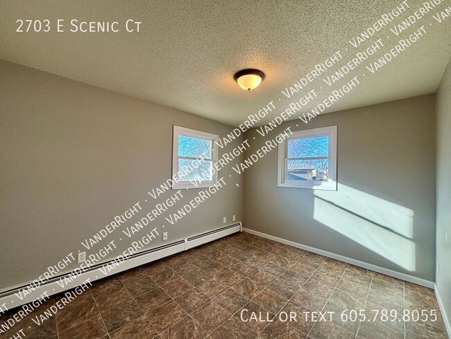 Building Photo - Cozy 2 Bedroom 1 Bathroom Lower Level Duplex!