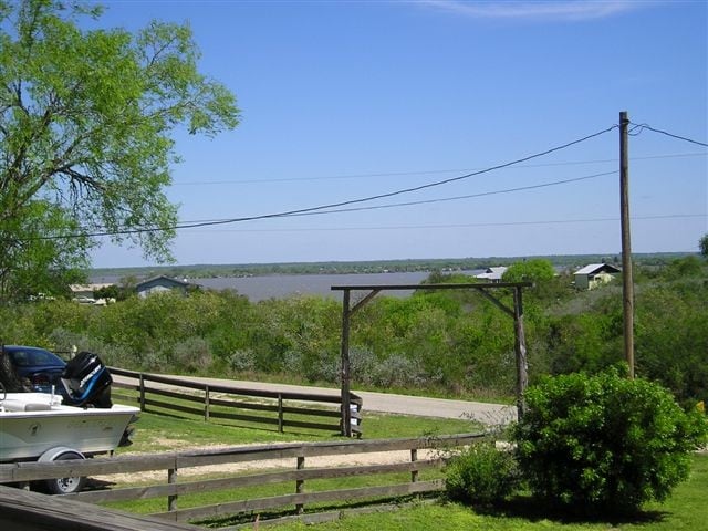 Peek a view of Lake CC/Mathis - 403 S Vista Ln