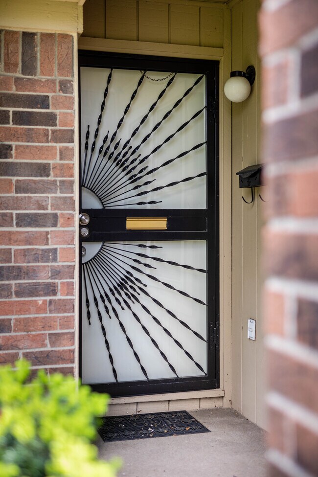 Front door entrance... - 3124 Woods Cir