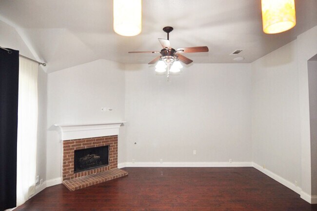 Foto del edificio - Lovely 3-bed, 2-bath home in North Fort Wo...