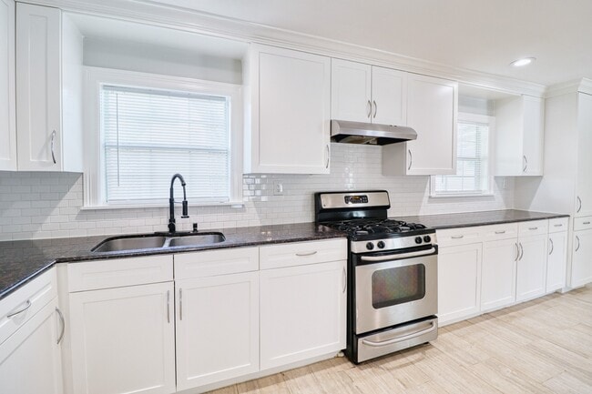 Building Photo - 7557 Meadowview Dr