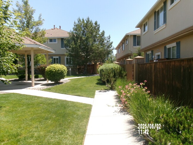 Building Photo - 1751 Pinewood Dr