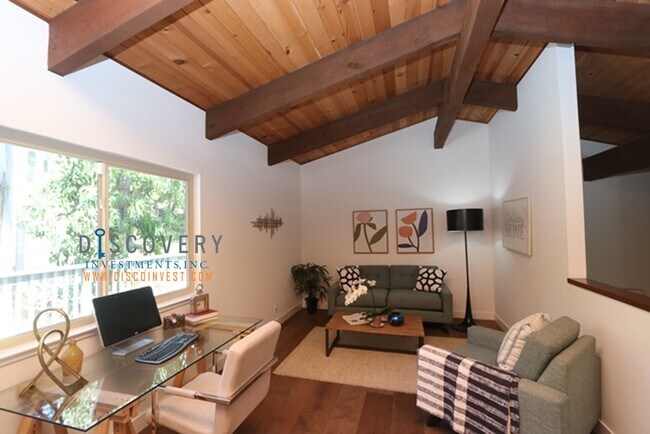 Foto del edificio - Contemporary Montclair Home with Forest Views