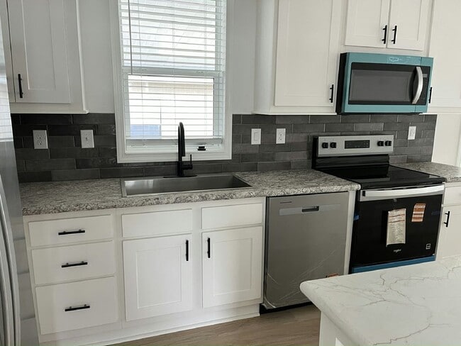 Building Photo - 112 Tahitian Dr