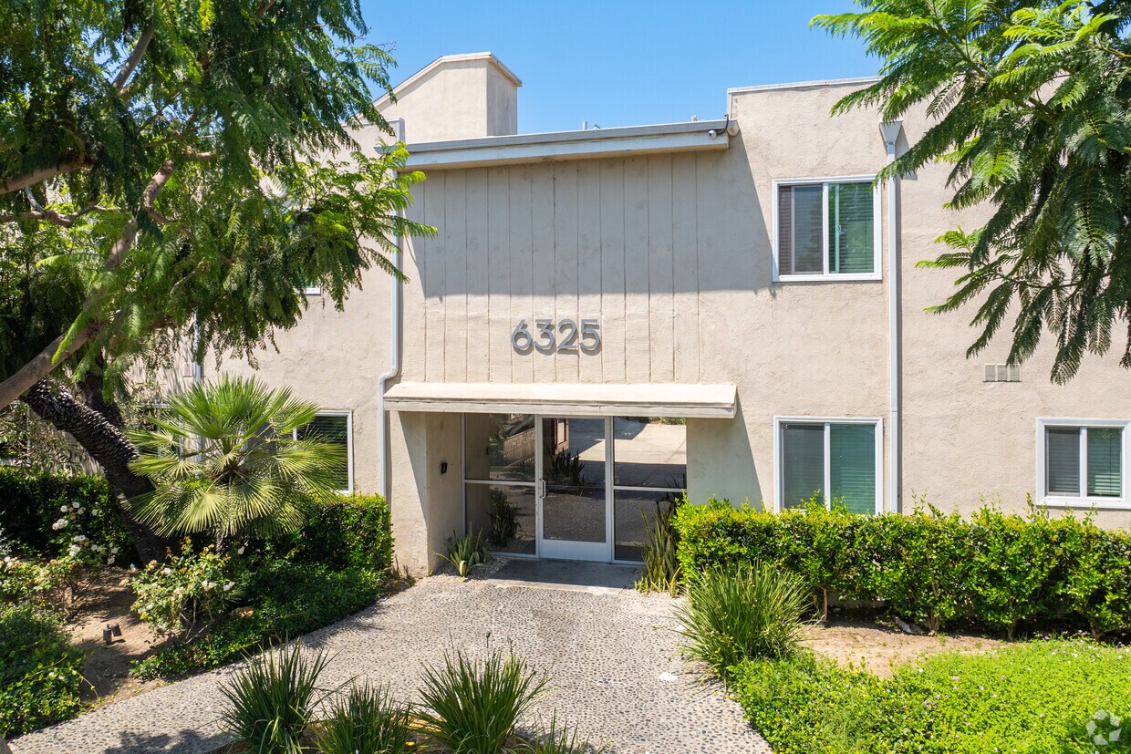 Entrada - 6325 8th Ave