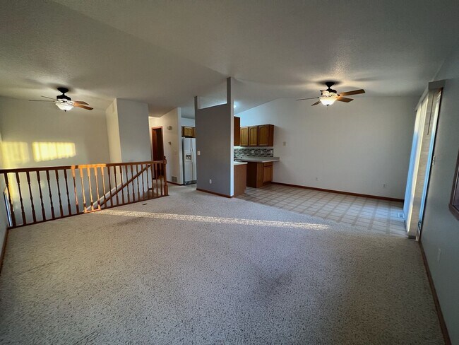 Foto del edificio - SPACIOUS 3 BDRM/2 BATH TWINHOME AVAILABLE ...