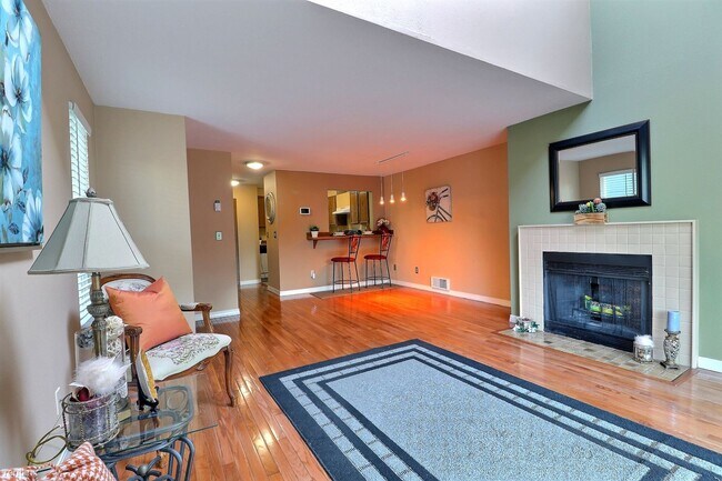 Building Photo - 2 br, 1.5 bath Townhome - 4525 South 248th...