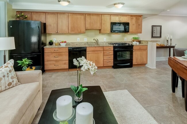 Building Photo - 513 7th St SE