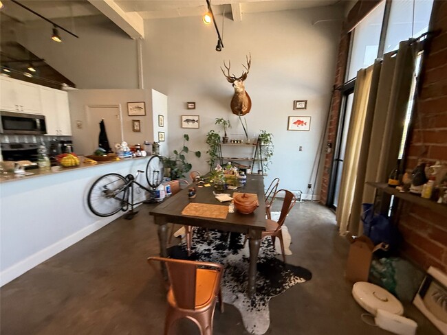 Foto del edificio - 915 N San Jacinto St
