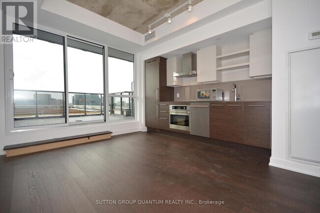 Photo du bâtiment - 1030 King St W
