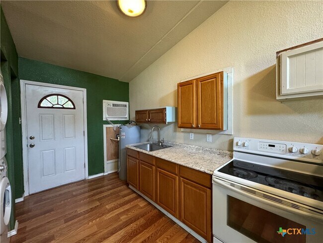 Foto del edificio - 1108 W McCarty Ln