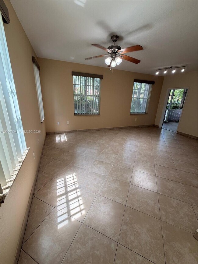 Foto del edificio - 6640 W Sample Rd