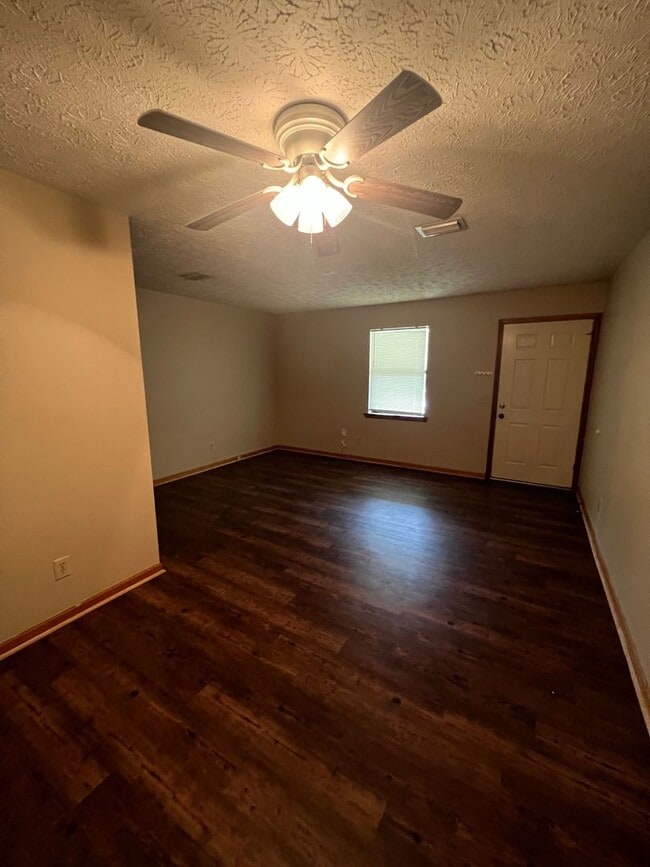 Foto del edificio - Cozy 2 Bedroom Duplex Near Everything – August Move-In