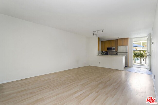 Foto del edificio - 1230 N Sweetzer Ave