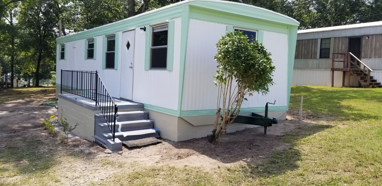 Primary Photo - Newly Renovated Two Bedroom/1 Bath Mobile ...