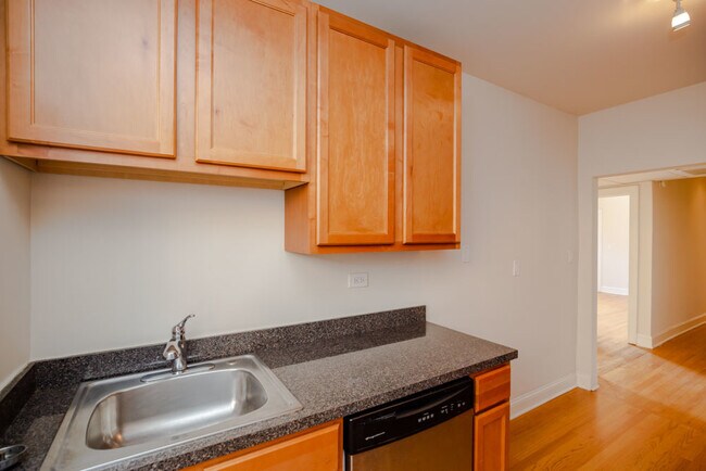 Foto del edificio - 3511 N Racine Ave