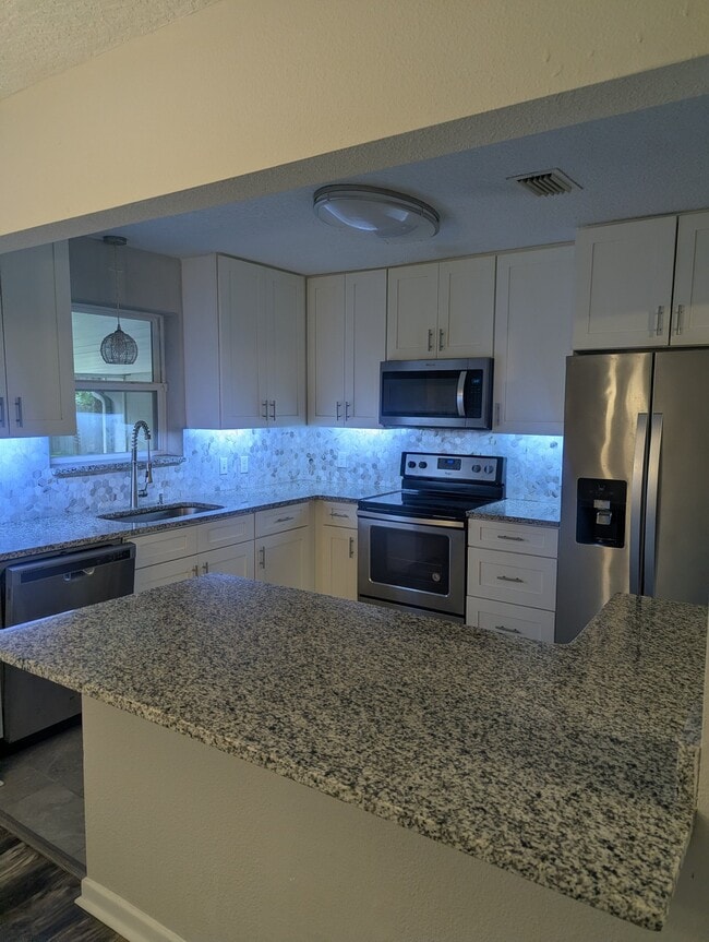 Building Photo - 6530 Pine Summit Dr
