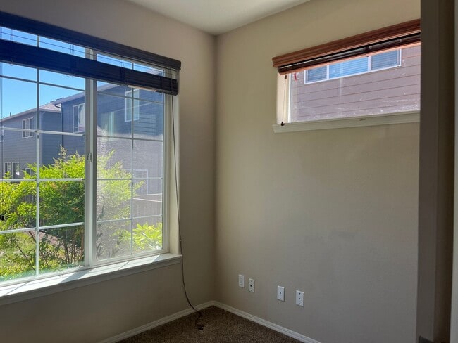 Foto del edificio - Beautiful 4BD + Den | 2.5BA | Single Family Home | Orenco Gardens Neighborhood