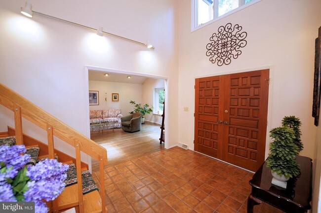 Building Photo - 35 Woodlane Rd