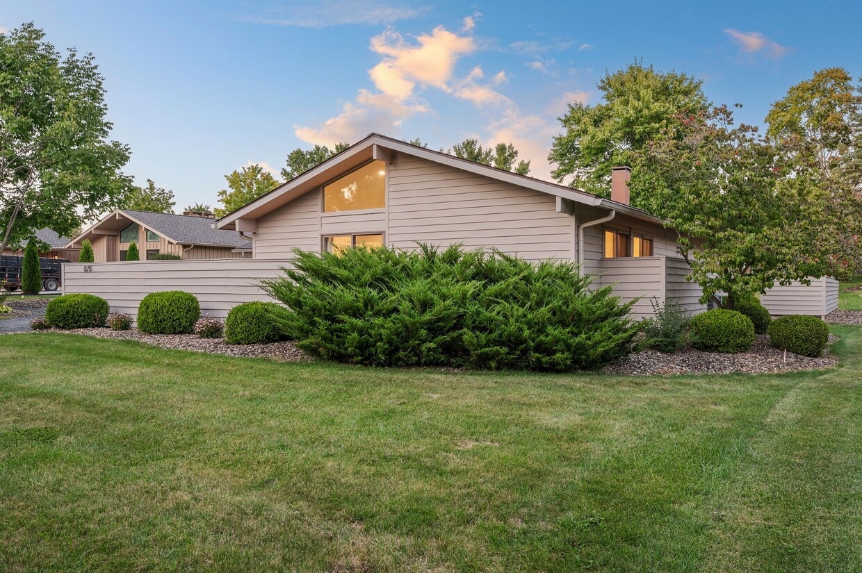 Primary Photo - 875 Brandon Cir