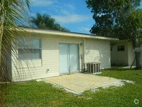 Building Photo - 2750 Lakeview Dr