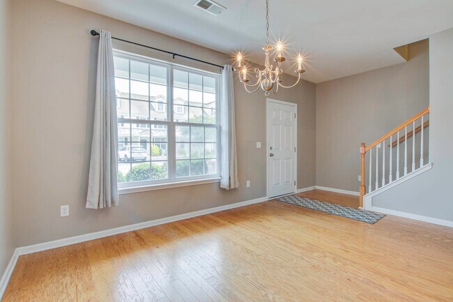 Building Photo - 811 Hemingway Cir