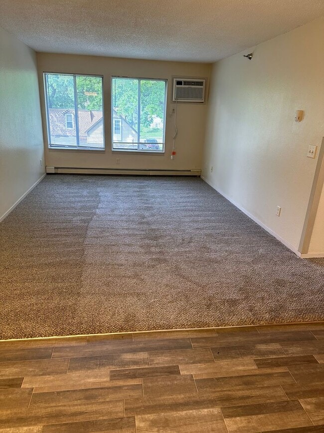Building Photo - Three Bedroom Apartment Great Location!