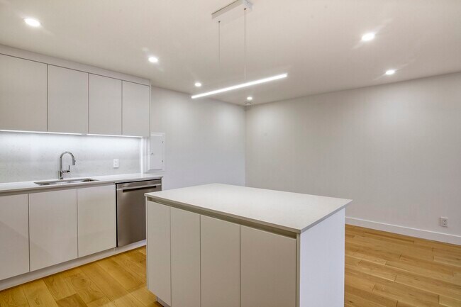 Building Photo - 4800 Maisonneuve Blvd W