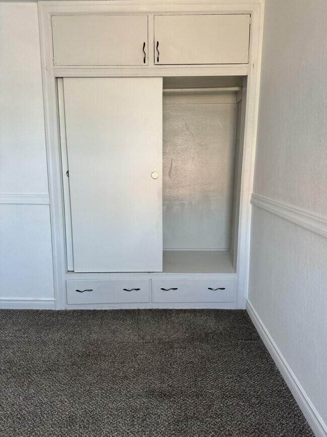 Foto del edificio - See the potential in this charming rental