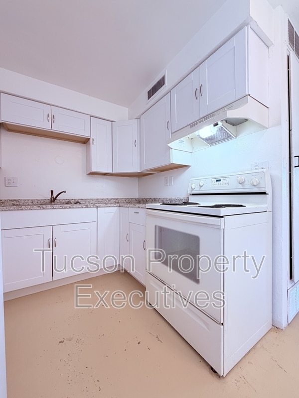 Building Photo - 319 E Blacklidge Dr