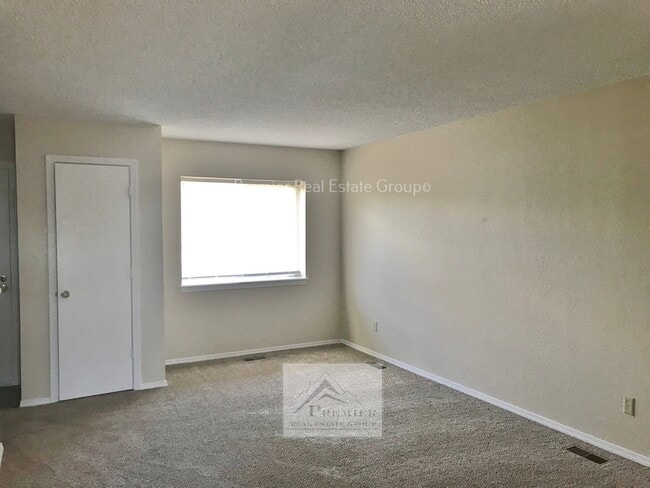 Building Photo - 527 Comanche Village Dr
