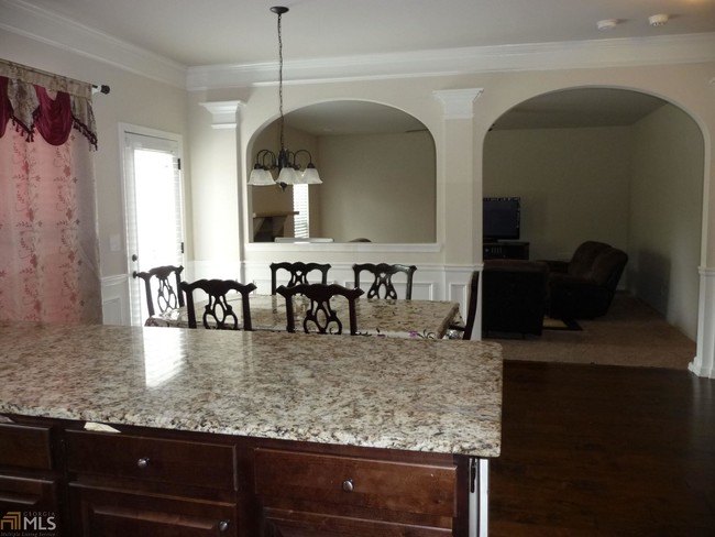 Building Photo - 3588 Lake End Dr