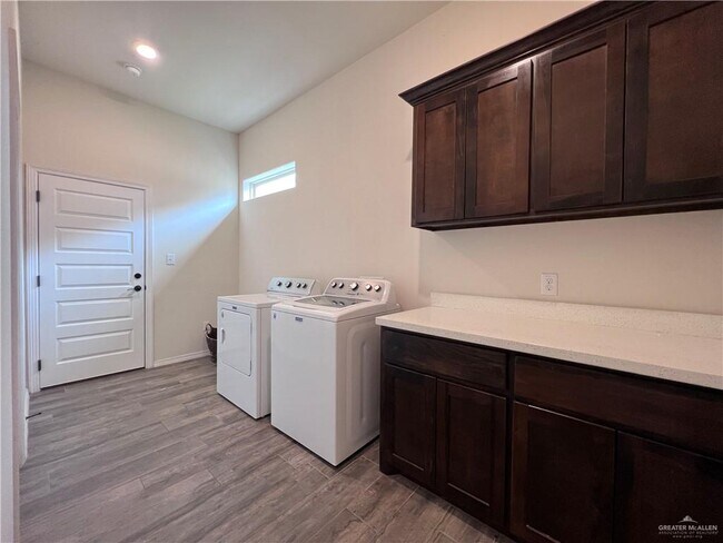 Foto del edificio - 4226 Stillwater Cove