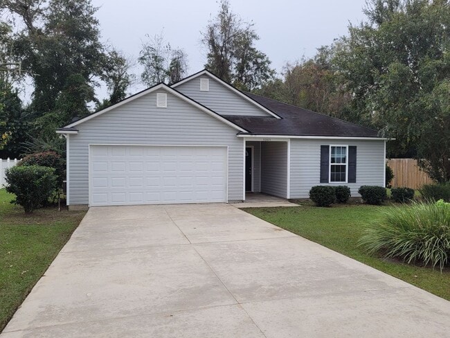 Building Photo - Spacious 3BD/2BA Home Near Moody AFB | Ope...