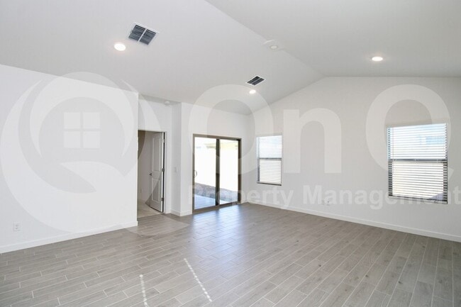 Building Photo - 7869 N 80 Dr