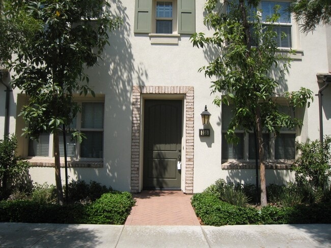 Building Photo - Prestigious 2 Bed 2.5 Bath Two Story Condo