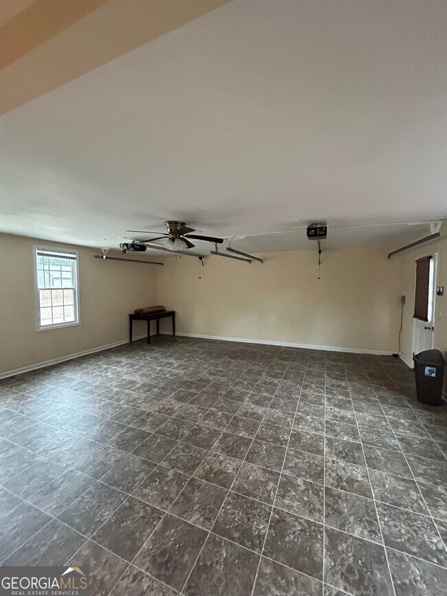 Building Photo - 1009 Vineyard Dr SE