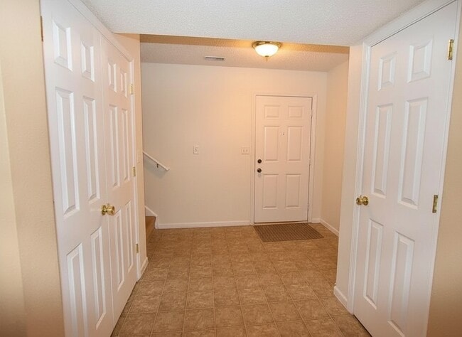 Building Photo - 2307 Middle View Dr