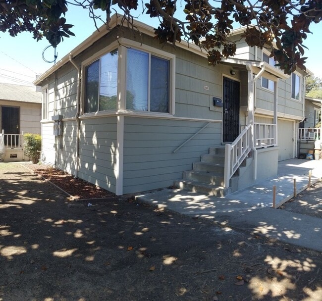 Foto del edificio - Renovated 1-Bedroom with Garage Parking & ...