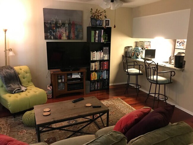 Foto del edificio - PRE-LEASE - HUGE HYDE PARK 1 BEDROOM - REAL WOOD FLOORS - $1375 - AVAIL AUG 10 2026