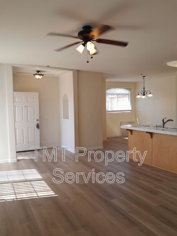 Foto del edificio - 310 E McCoy Ln
