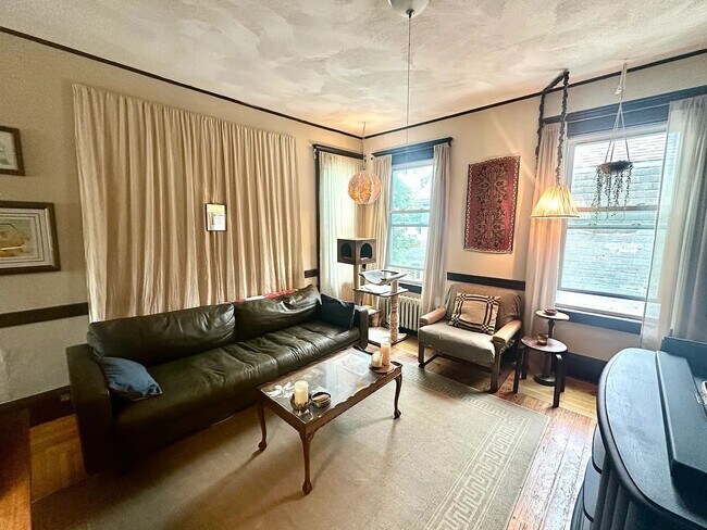 Building Photo - 3-bedrooms - 2nd floor - Oak Square BRIGHTON