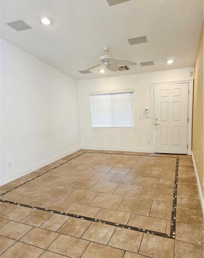 Building Photo - BEAUTIFUL 2 BEDROOM 2 BATH UNIT