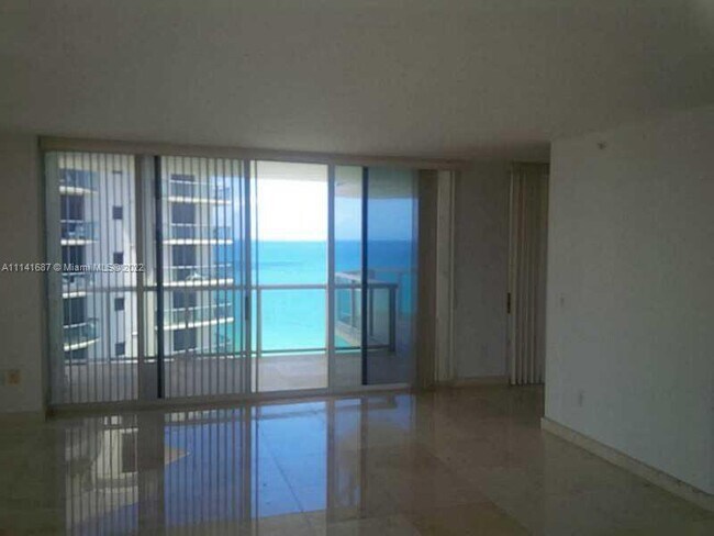 Foto del edificio - 18671 Collins Ave