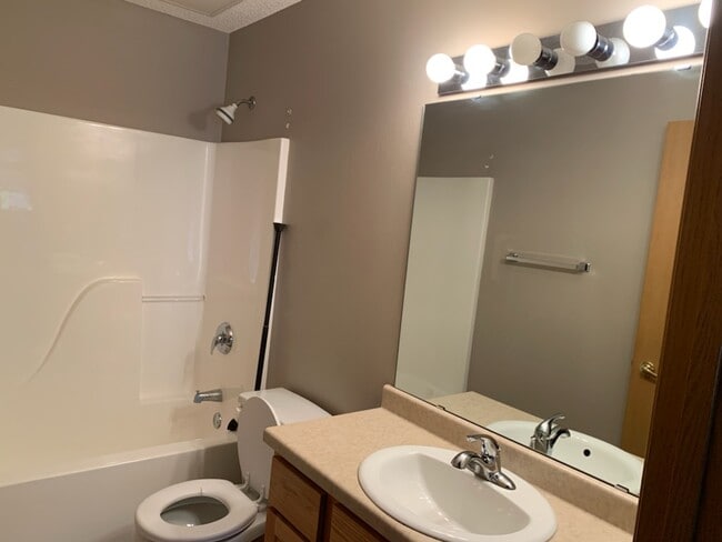Main Bath - 875 Bahls Dr