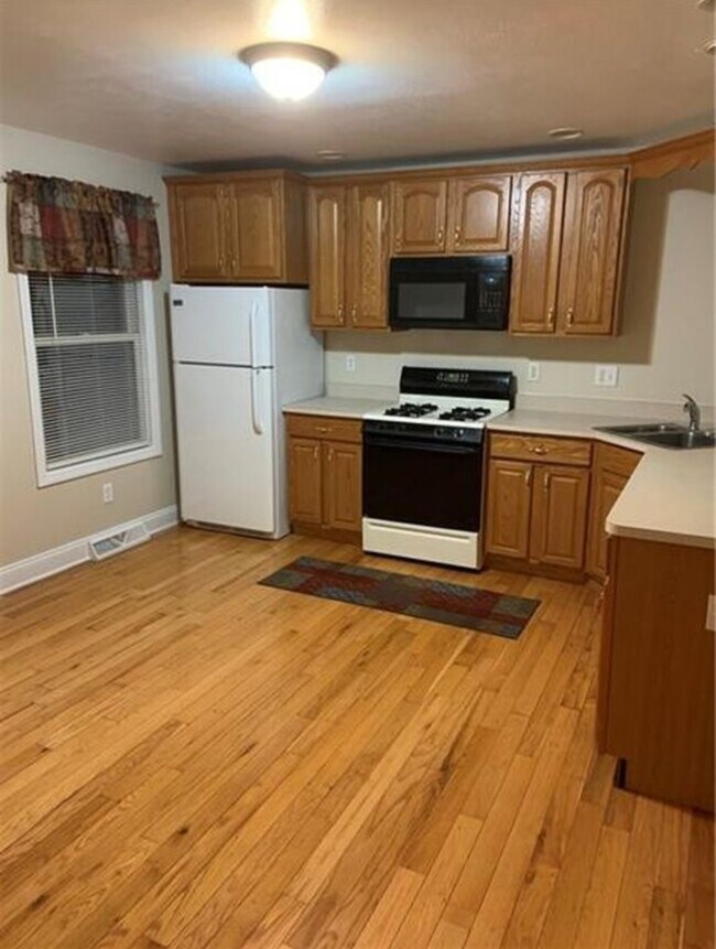Kitchen - 651 N 6th St