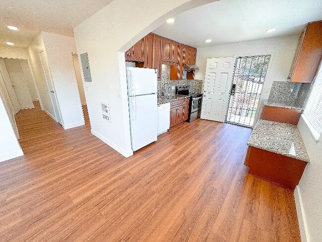 Foto del edificio - 4802 Daisy St